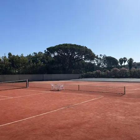 Les Lisieres De St-tropez Maison 6 Pers Dans Avec Piscine Et Tennis Holiday home *